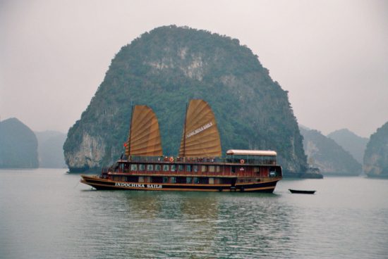 Mit so einem Schiff ging es zwei Tage durch die Felsenlandschaft Mit so einem Schiff ging es zwei Tage durch die Felsenlandschaft