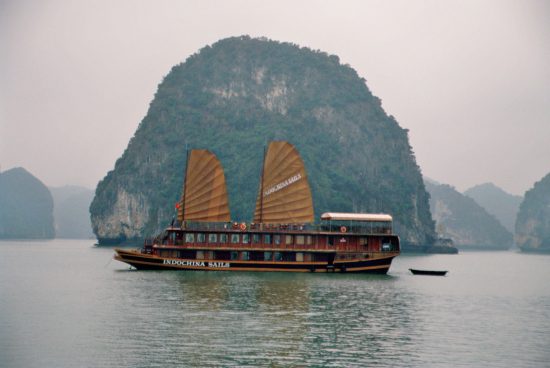 Mit so einem Schiff ging es zwei Tage durch die Felsenlandschaft