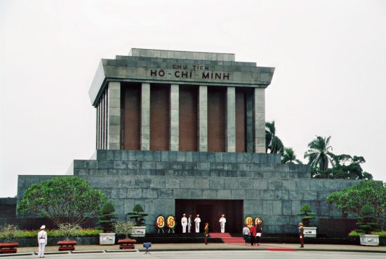 Onkel Hos Hütte - Das Ho Chi Minh Mausoleum in Hanoi Onkel Hos Hütte - Das Ho Chi Minh Mausoleum in Hanoi
