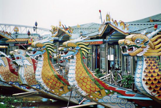 Mit Drachenbooten auf dem Parfüm-Fluss fahren - leider riecht er anders Mit Drachenbooten auf dem Parfüm-Fluss fahren - leider riecht er anders