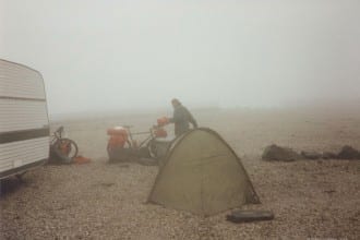 Zelten am Nordkapp zwischen Wohnmobilen