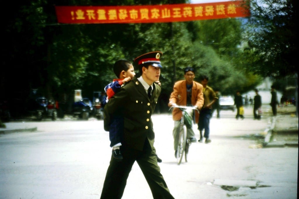 In Xingjiang - Auch Polizisten sind nur Väter