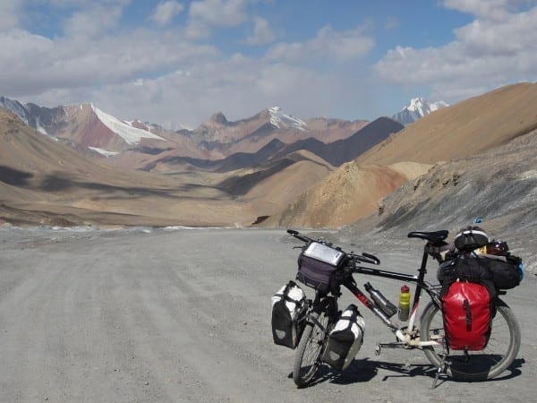 Sebastians Fahrrad auf dem Ak-Baital Pass (4655m) im tadschikischen Pamir-Gebirge © cyclingfar.wordpress.com