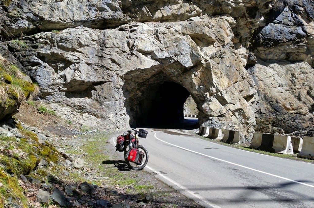 Viele Tunnel gibt es im unteren Abschnitt der Strecke nach Mestia