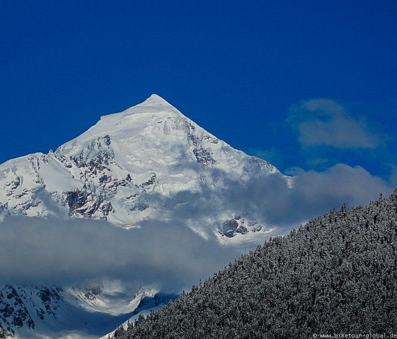 Blick auf den Tetnuldi (4.858 m)