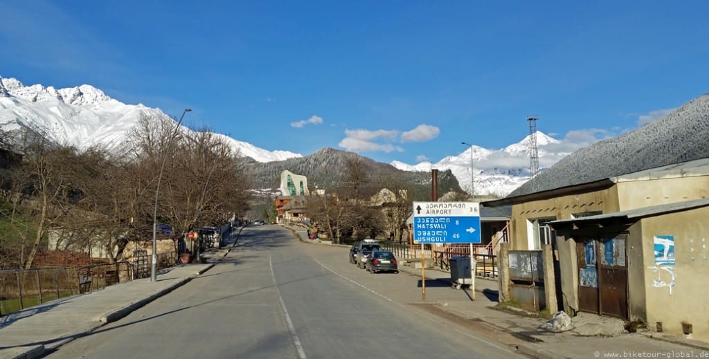 Die Hauptstraße in Mestia. Für Ushguli war es noch zu früh