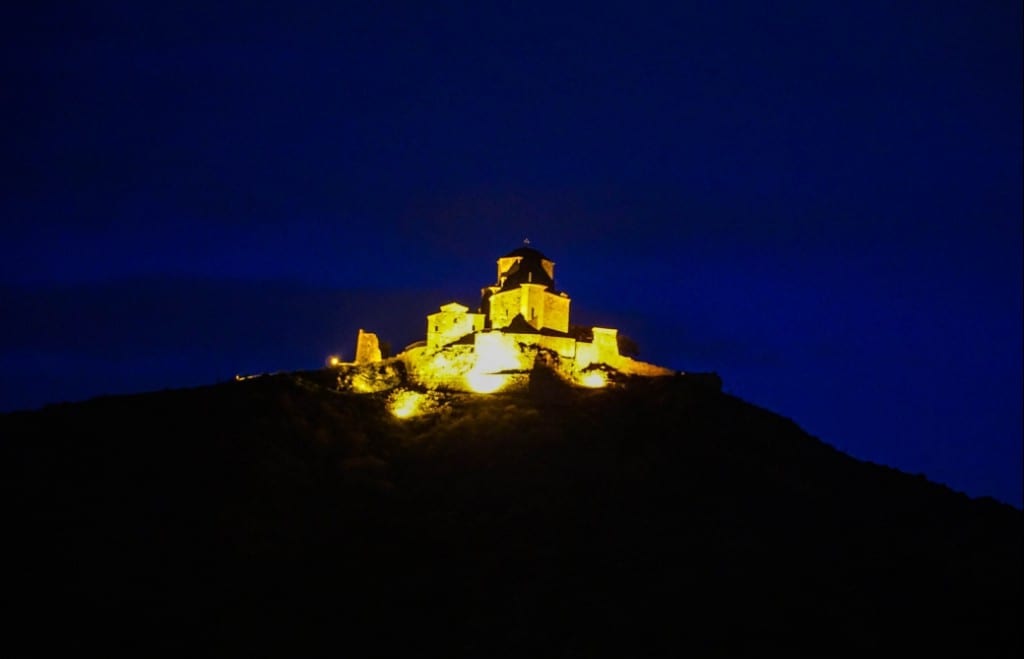 Das Jvari Kloster bei Nacht