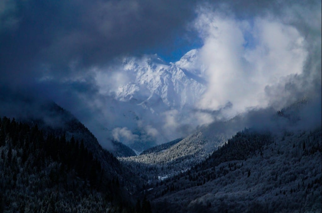 Atemberaubender Blick auf die weißen Riesen des Kaukasus