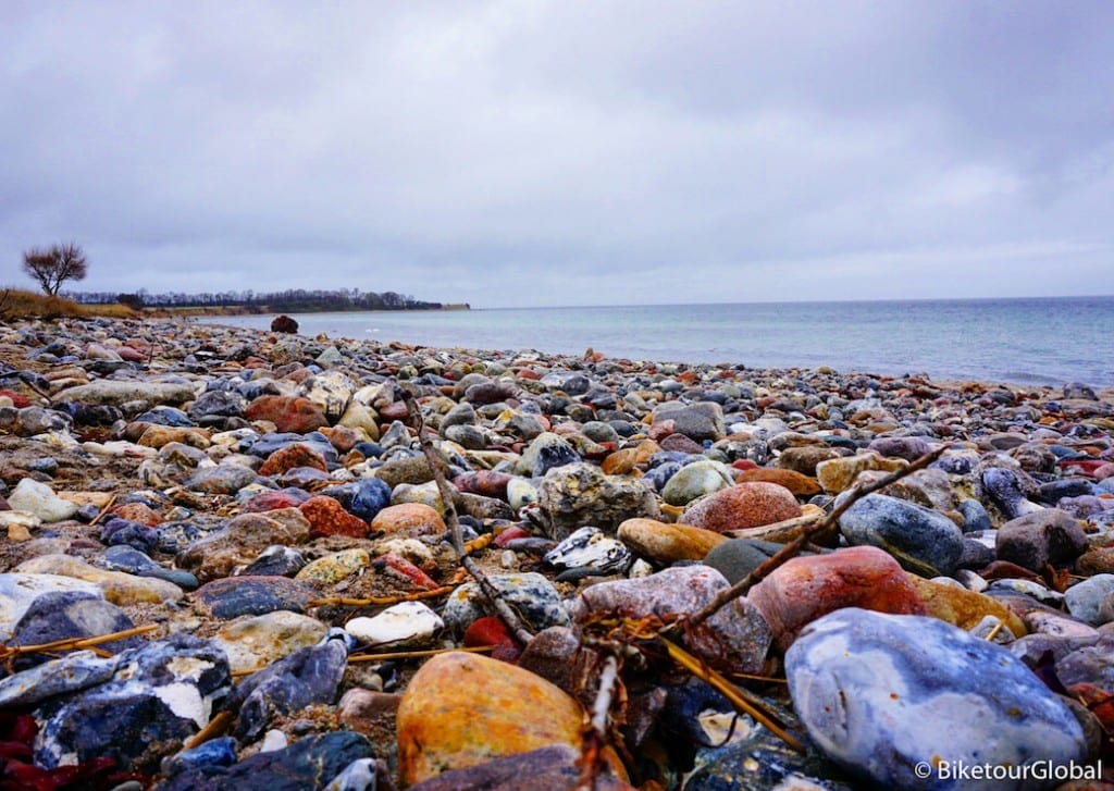 Ein wunderschöner Steinstrand an der Ostsee