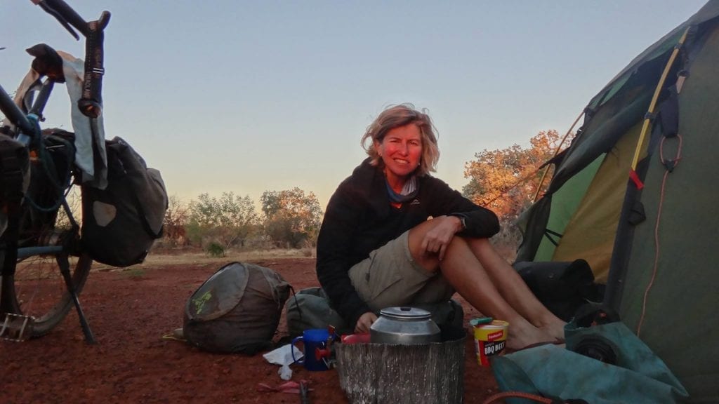 Dorothee beim Kochen in Afrika © Dorothee Fleck